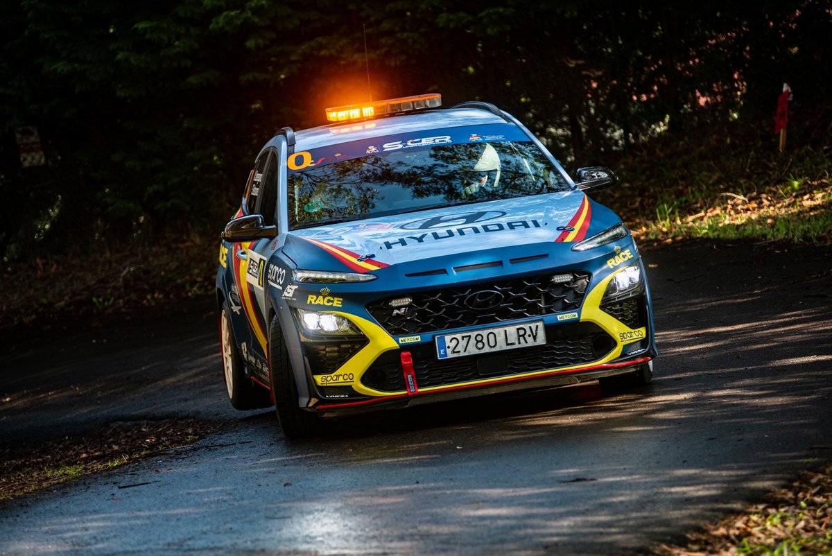 El programa #RacingForSpain de @teledeporte ha emitido un reportaje sobre el coche 0 oficial del @SuperCER_RFEDA: el @HyundaiEsp Kona N con el que @SanseRacingTeam y Salvador Belzunces realizan una labor de seguridad clave en cada rallye.

📺 shorturl.at/hiPTW

#SuperCER 🇪🇸