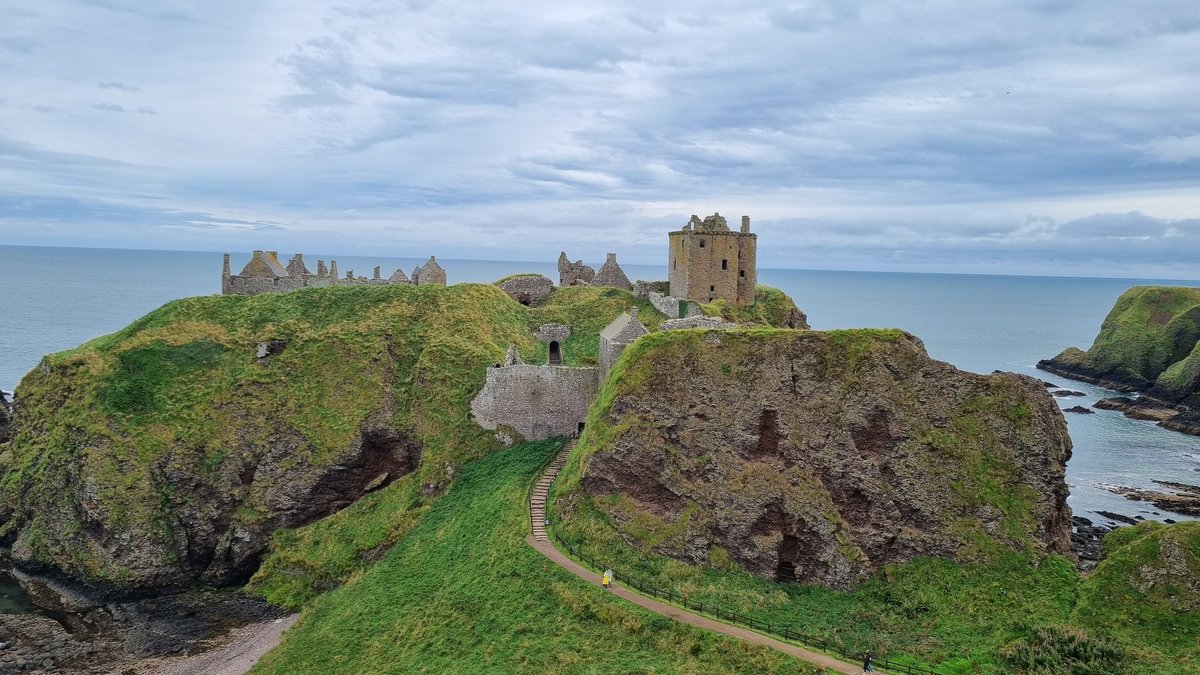 We made it there on our own. Without the organised bus tour. Stunning! #dunnottarcastle #stonehaven #aberdeen
