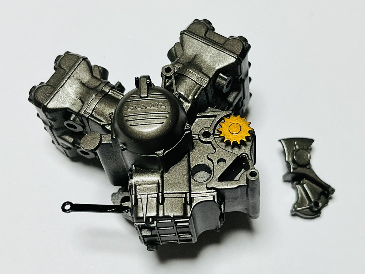 BCNR33LM's tweet image. #アンリミテッドオートモデルコンペ
#バイクプラモ盛上げ隊
#RC30
プロアームの鏡面復活♬
リアホイールはゴールドマグにしました
給油口もクローム塗ったのでつけてみた
エンジンも塗装
写真見ながらブラウン系に調色したよ！
スプロケカバーはカットしたのでカウルの間からチラ見えするかな⁉︎