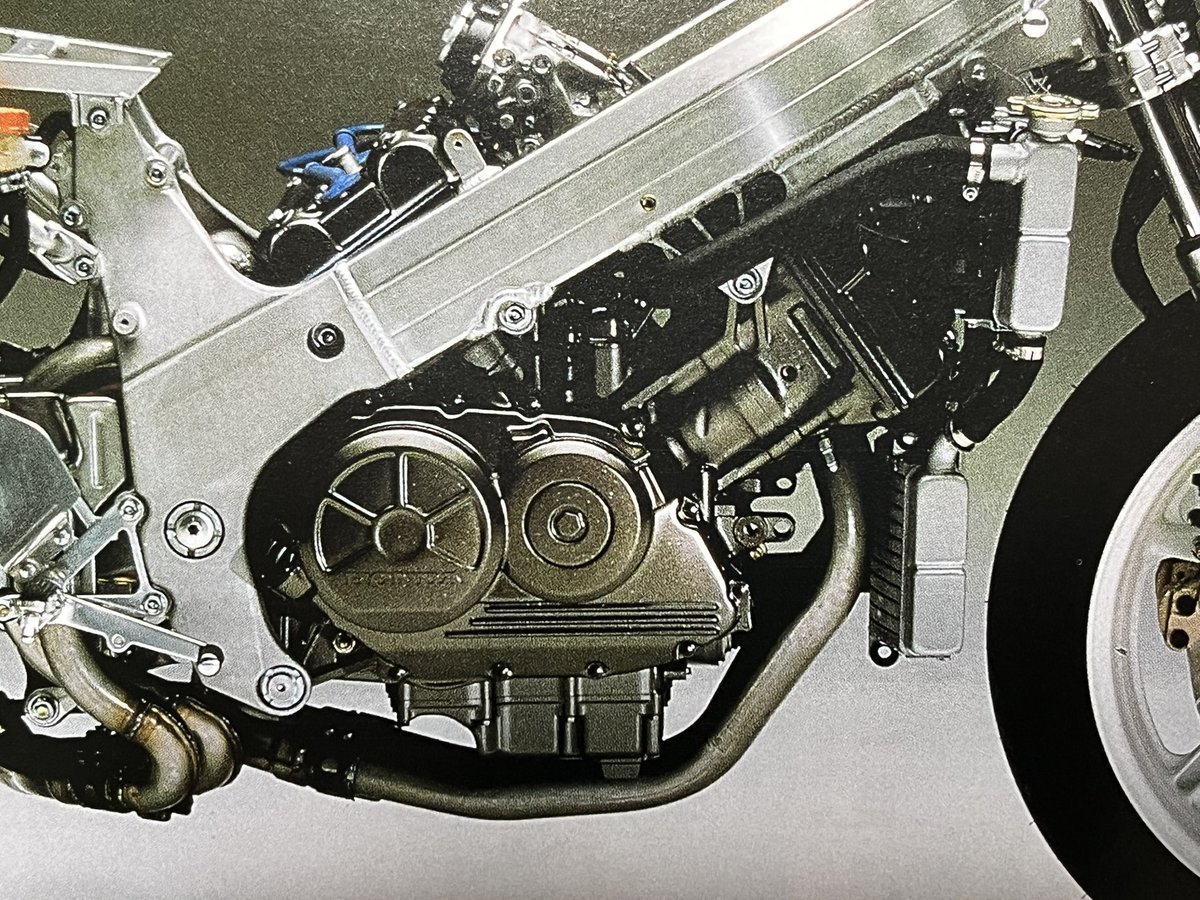 BCNR33LM's tweet image. #アンリミテッドオートモデルコンペ
#バイクプラモ盛上げ隊
#RC30
プロアームの鏡面復活♬
リアホイールはゴールドマグにしました
給油口もクローム塗ったのでつけてみた
エンジンも塗装
写真見ながらブラウン系に調色したよ！
スプロケカバーはカットしたのでカウルの間からチラ見えするかな⁉︎