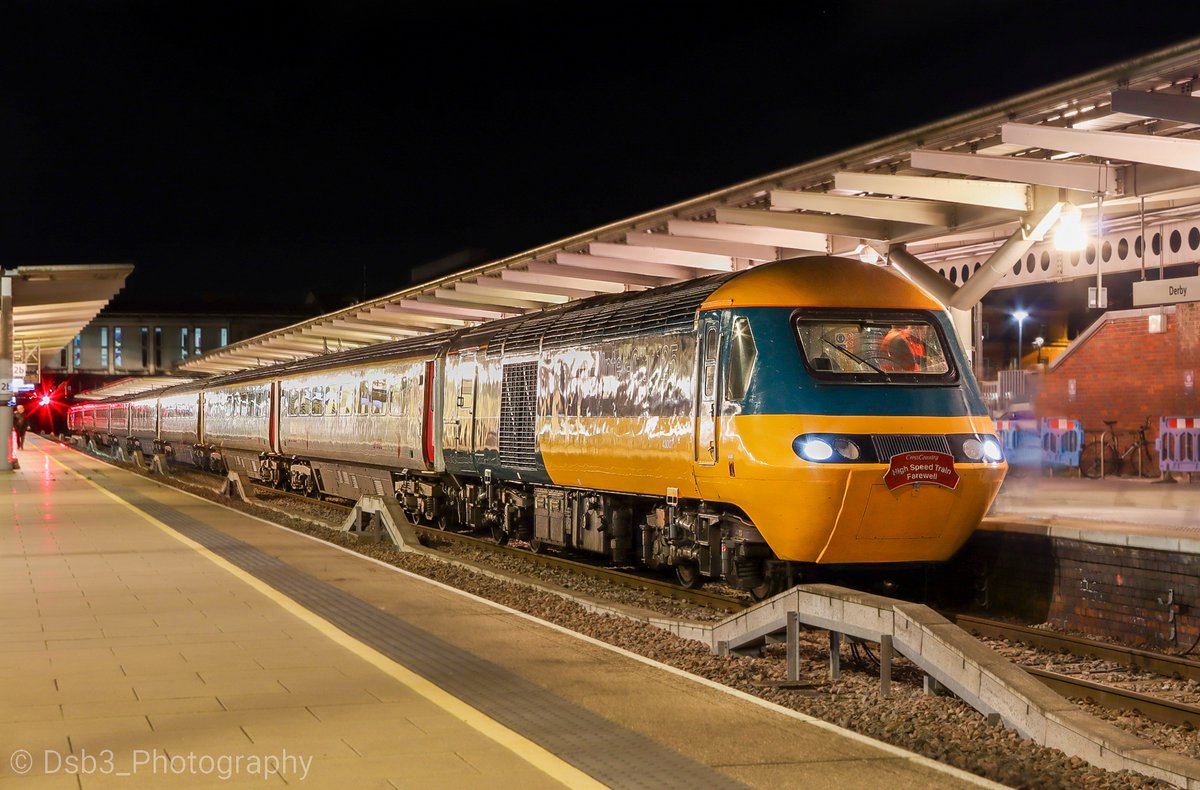 DSB3PHOTOGRAPHY's tweet photo. Well the curtain finally came down last night.
43007 and 43008 sit in Derby station working 1E73 16:27 Plymouth - Leeds the last scheduled passenger XC HST.
#class43 #HST #IC125 https://t.co/m7retWwyPj
