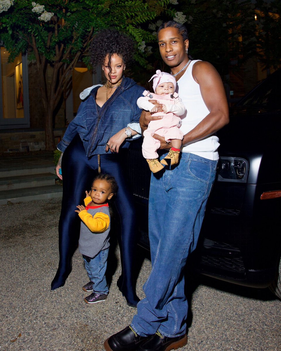 chuuzus's tweet photo. Rihanna and her babies 💞 https://t.co/tk01FousvO
