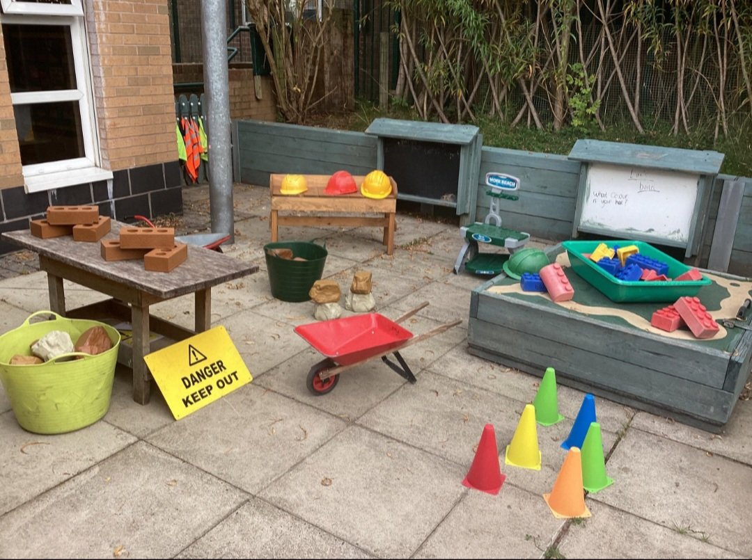 Building and construction outside at Mini Moorgate 👷‍♀️ 👷‍♂️