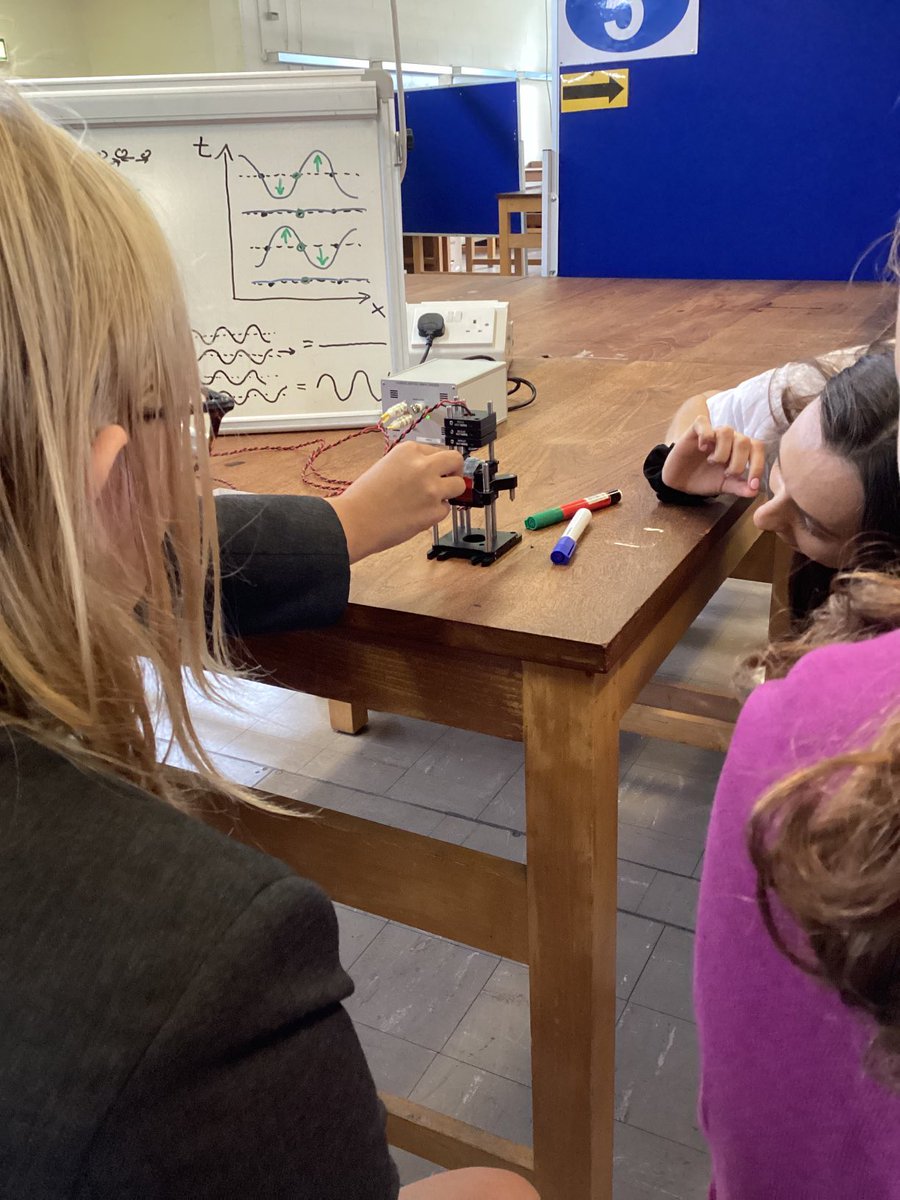 BGSSmartScience's tweet photo. Fun with standing waves in a session entitled βMany-body Quantum Dynamicsβ! @DeptofPhysics #BGSYear10 #BGSPhysics #physicsatwork https://t.co/7k1HjGzrWn