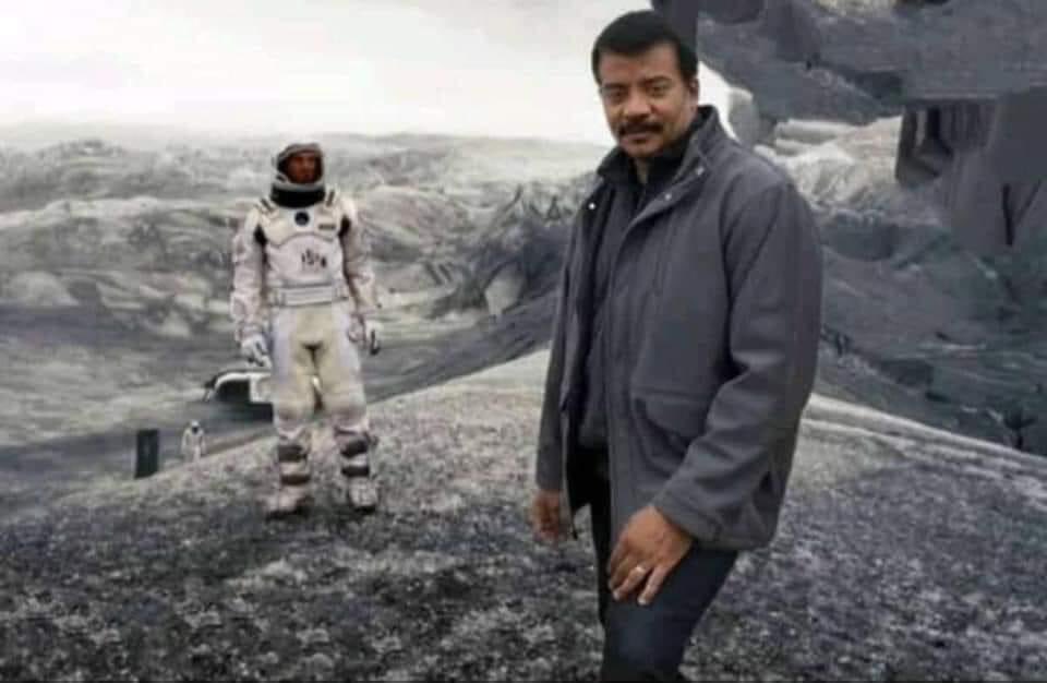 EnsedeCiencia's tweet photo. Si dejas la Tierra a la edad de 15 años en una nave espacial que viaja a la velocidad de la luz y pasas 5 años en el espacio, cuando regreses a la Tierra tendrás 20 años y todos tus amigos que tenían 15 cuando te fuiste tendrán 65 años.

Este fenómeno se conoce como "dilatación del tiempo" en física.