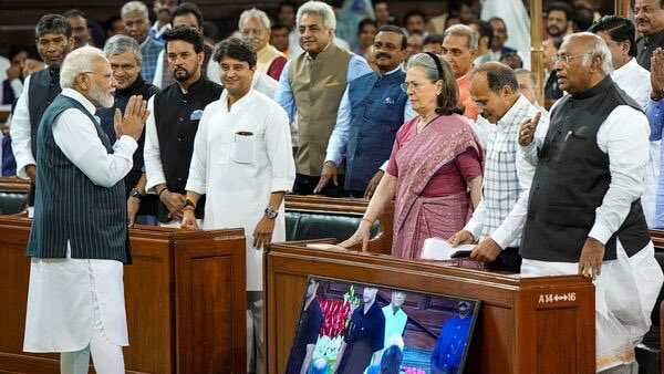 KirtiAzaad's tweet photo. इसका क्या कैप्शन होगा @aajtak ?? https://t.co/TUANm8NxcV
