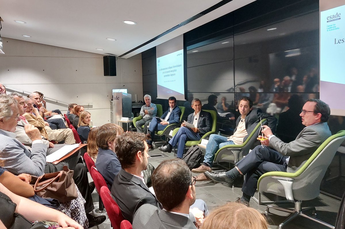 Atrevia's tweet photo. ♻ @Esade y @Atrevia organizamos ayer en #Barcelona el acto “Las infraestructuras eólicas y fotovoltaicas para la transición energética: oportunidades e impactos”.

En una mesa redonda moderada por @Alex_Bonet, nuestro director de Consultoría de #ATREVIABarcelona y Àngel Castiñeira, director de la Cátedra de Liderazgo y Sostenibilidad de #ESADEBarcelona, contamos con la participación de @sergi_ametller (#Sener), @JofreCarnicer (investigador del CREAF y profesor de la @UniBarcelona) y Santi Martínez (fundador de @Km0Energy).