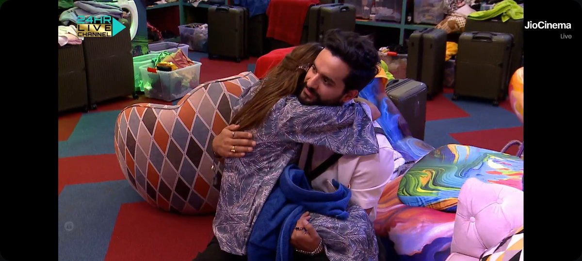 KaurSimran1802's tweet photo. Its allmost a month BB to finish bt still can't get over of #Abhisha Moments..i swear to God frm day 1 i watched the whole livefeed frm mrng till nyt🥺 n at last i jst got badly addicted to #Abhisha  moments😭❤️ whn i saw thm meeting on 8 sept aftr bb I can't frgt tht date ever🌹 https://t.co/5dH2zrSv46