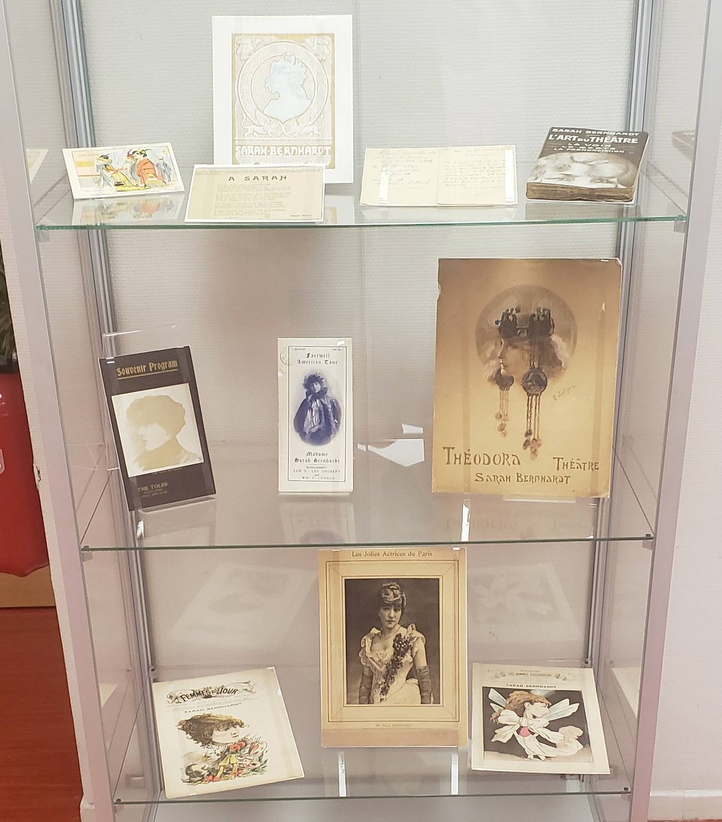 bibhistorique's tweet photo. Plus que quelques jours pour voir les pièces Sarah Bernhardt en exposition à la @EdmondBib !
La @bibhistorique est heureuse d'avoir participé à cette collaboration entre bibliothèques de la Ville.
La grande tragédienne déménagera des cimaises et vitrines de Rostand le 2 octobre🎭 https://t.co/f2bv4SnZfc