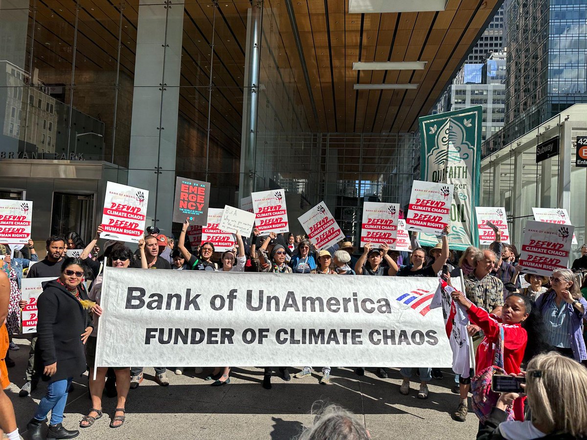 HUGE crowd outside @BankofAmerica in NYC. 

BoA is one of the BIGGEST funders of fossil fuels in the world, driving climate chaos and poisoning communities, like the Gulf South. 

@BankofAmerica: Are you ok with having blood on your hands? We’re not. 

#DefundClimateChaos