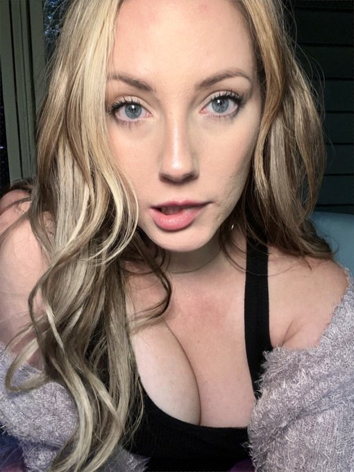 Busy later? 💕 https://t.co/OB6wdd6zFa