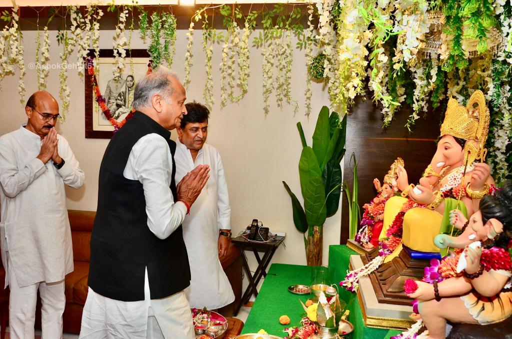 Ashok Gehlot (@ashokgehlot51) on Twitter photo आज गणेशोत्सव के पावन पर्व पर मुंबई में महाराष्ट्र के पूर्व मुख्यमंत्री श्री अशोक चव्हाण जी के निवास में भेंट व वार्तालाप की। इस दौरान भगवान गजानन का पूजन कर लोक मंगल हेतु प्रार्थना की।
#गणेश_चतुर्थी
<a href="/AshokChavanINC/">Ashok Chavan</a> आज गणेशोत्सव के पावन पर्व पर मुंबई में महाराष्ट्र के पूर्व मुख्यमंत्री श्री अशोक चव्हाण जी के निवास में भेंट व वार्तालाप की। इस दौरान भगवान गजानन का पूजन कर लोक मंगल हेतु प्रार्थना की।
#गणेश_चतुर्थी
<a href="/AshokChavanINC/">Ashok Chavan</a>