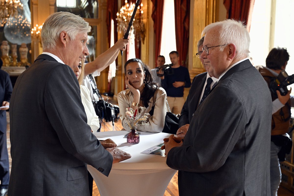 MonarchieBe's tweet photo. 🫶  De Koning ontvangt vandaag 12 helden van het initiatief @BEHEROESBE op audiëntie! Zij geven het beste van zichzelf om anderen te helpen en maken door hun kleine daden, een groot verschil. https://t.co/p76efr8BFL