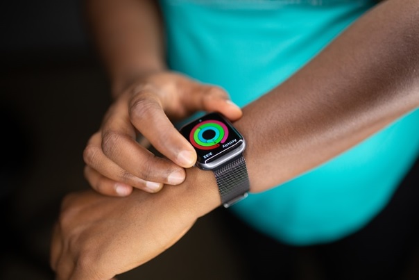 Hoe nuttig en betrouwbaar is het dragen van een smartwatch, activity tracker of andere wearable? NL sportpsycholoog <a href="/yannickbalk23/">Yannick Balk</a> PhD geeft heldere antwoorden in zjn blog: nlsportpsycholoog.nl/blog/hoe-smart…

#driebatterijenmethode #boostyourbatteries #smartwatch #wearables #mindboxing