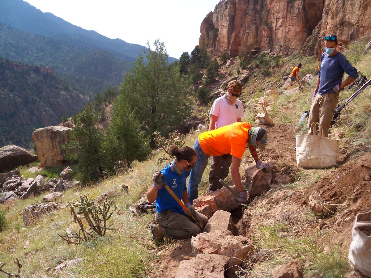 BLMNational's tweet photo. National Public Lands Day, the largest single-day volunteer event for public lands, is this weekend! Join @NEEFusa &amp; volunteers nationwide in celebration of our shared natural treasures. Find an event near you: https://t.co/6mewPT5lru. #NationalPublicLandsDay #TravelTuesday https://t.co/TOJZc3Aybj