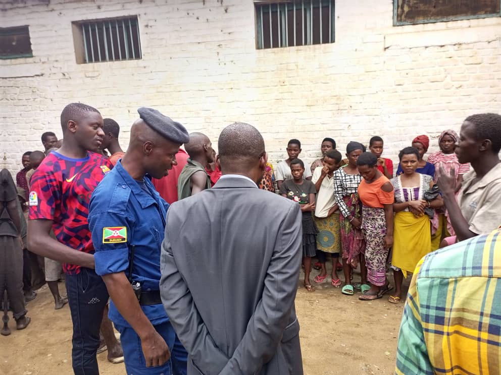 CNIDH_Bdi's tweet photo. Le plaidoyer de la @CNIDH_Bdi vient d’aboutir à la mise en liberté,  ce mardi 19 septembre 2023,  de plus de 300 personnes détenues au Commissariat municipal de Police de Bujumbura (ex-BSR). Parmi ceux-là, 252 hommes, 25 femmes et 23 mineurs. https://t.co/nwM8umWBVm