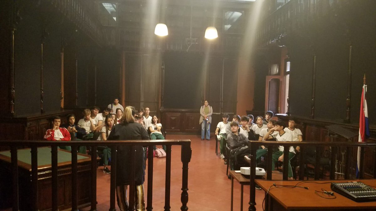 Visita de los alumnos del turno mañana, 1° Científico, del Colegio Santa Catalina de Siena de Lambaré.  27 estudiantes en total acudieron al ANA para conocer y aprender sobre nuestro acervo histórico, guiados por la Jefa del Dpto. de Atención al Público, Elizabeth Barriocanal.