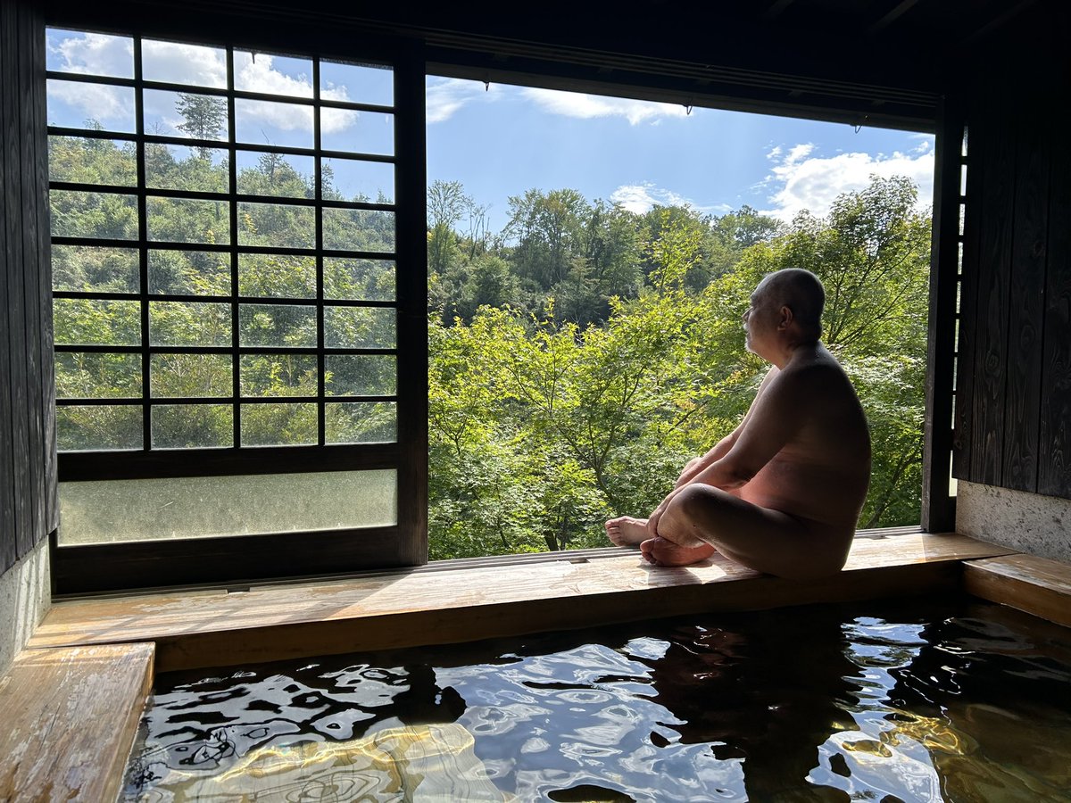 yamaziji's tweet photo. 日田のやな場で鮎を骨抜きにしてやってからはげの湯温泉に寄り泊りは杖立温泉。
料理は��牛のすき焼きと馬刺しだったけどまた鮎で出たのでまた骨抜きにしたった。(^^)
7月に行って美味しかったのでまたトレパッソに10時から並んだ。
大山ダムの上から進撃の巨人が覗いてるはずだったのに何だこれ？^^; https://t.co/GX8ar5nmPm