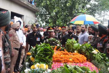 jkmediasocial's tweet photo. Last Rites of Sepoy Pardeep Singh, who made the supreme sacrifice in the line of duty in #OpGarol, #Anantnag, was carried out at his home town, Balamgarh of Samana tehsil of #Patiala, #Punjab, with full military honors in presence of family, friends & officials https://t.co/fTALZxE1oB