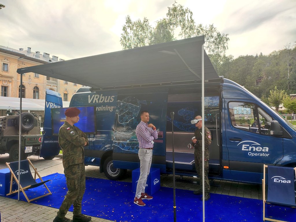StarzynskiP's tweet photo. Cieszymy się, że mogliśmy zaprezentować nasze innowacyjne rozwiązanie #vr w #Vrbus. Kilku przedstawicieli służb mundurowych miało okazję zasilić kilkuset odbiorców w wirtualnej stacji elektroenergetycznej. Zrealizowali zadanie wyjątkowo sprawnie 💪 zapraszamy do pracy😁 https://t.co/nXOc6zRp6o