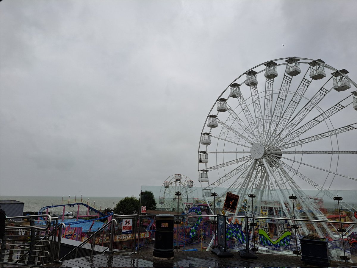 JennyWills7's tweet image. Rehearsal weather vs show weather. But it was fun performing today and the audience seemed to enjoy it! #TheCityThatWalksOnWater #SouthendPier
