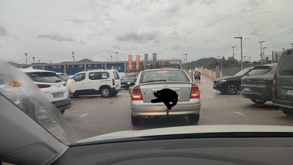 cridugaManacor's tweet photo. @ajManacor Sabeu on som? Això no pot continuar sense solució!20min abans de què comenci l'activitat aquí som... Tan de bo tingués temps per anar i tornar a peu però no em dona la vida! https://t.co/lmqFX9t0Bn