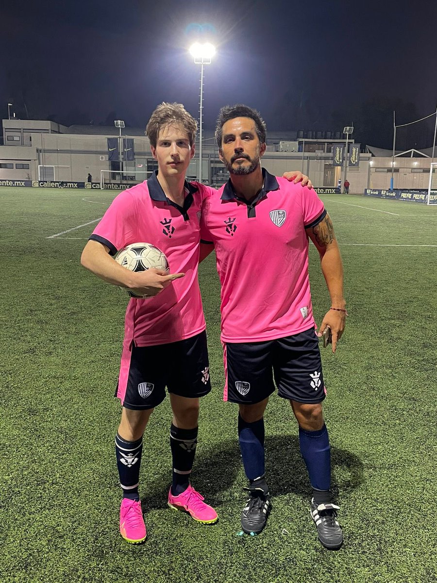 ¿Ya les había presentado a mi carnalito <a href="/bradmadrigal/">Brad Madrigal</a> ? 

Actor en proceso y gran volante ofensivo. 

Orgulloso de cuánto ha crecido en menos de un año en esta ciudad de tiburones.