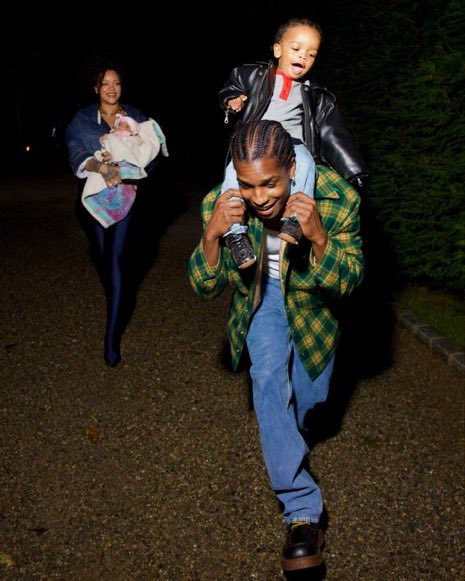 RapDaily's tweet photo. Rihanna and A$AP Rocky share first look at newborn son Riot Rose in family photoshoot.

📸: Diggzy https://t.co/0qKEna6EgM