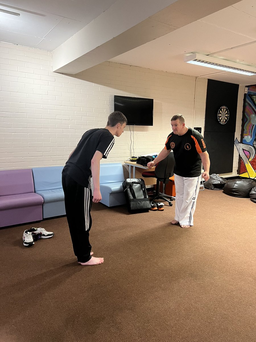 Continuing with our physical section for #dukeofedinburgh with @GarryShaw the focus during this session was how to correctly make contact with the pad and adding multiple moves to make small combinations @IWBSFalkirk #watchusgrow #dofe #dofephysical