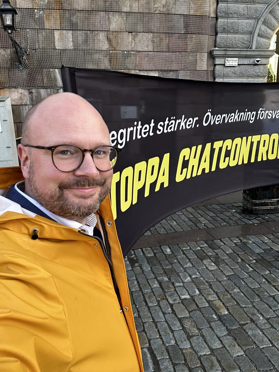 Precis talat på demonstration mot #chatcontrol i ett regnigt Stockholm - för grundläggande fri- och rättigheter och mot massövervakning.