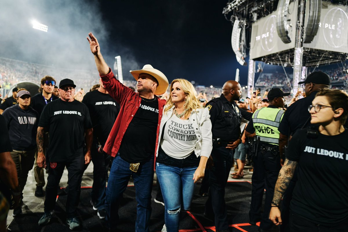 garthbrooks's tweet photo. HAPPY BIRTHDAY @TrishaYearwood!!!! To the woman who brings inspiration, comfort, kindness &amp; love into our hearts every day, today we celebrate YOU! The world is a better place with you in it - country music and what’s on our tables wouldn’t be the same without you!!! love, TeamG https://t.co/EGN12Pbp0S