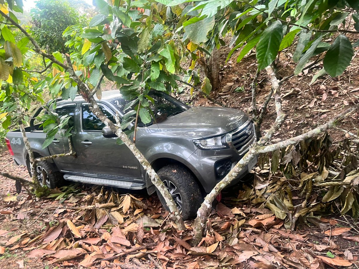 PoliciaEcuador's tweet photo. RECUPERAMOS UN VEHÍCULO ROBADO

Tras persecución ininterrumpida en el recinto Mirador, cantón Quinindé, #Esmeraldas, aprehendimos a dos ciudadanos, presuntos implicados en este ilícito.

#NuestroTrabajoContinúa https://t.co/ZsBS4vDuKu
