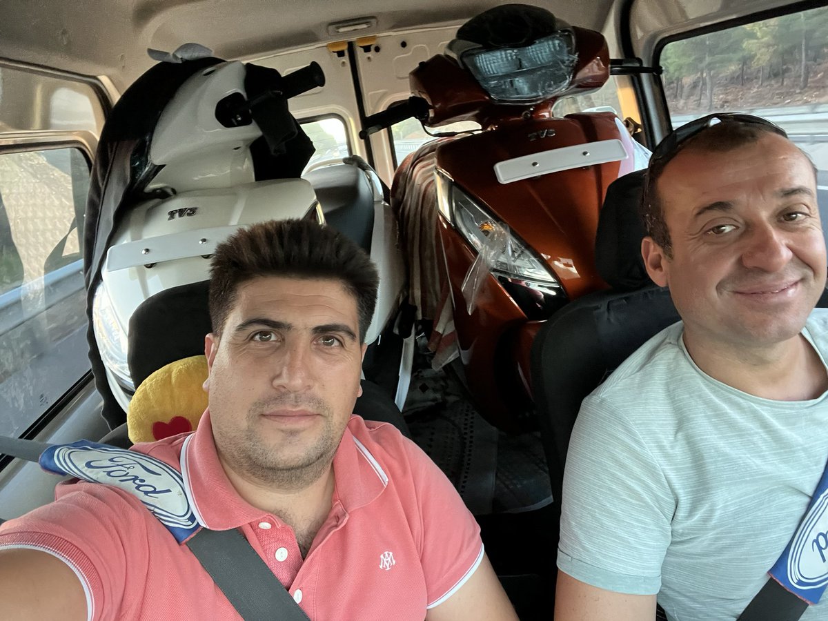cumhuriyet48's tweet photo. Ben yaşanmış bir örnek olduğum için bu paylaşımları yapıyorum. Çünkü ben finansal özgürlüğe adım atıyorum arkadaşlar. Bundan 5 sene önce başladığım yolculukta sadece 17 000 TL ile bismillah diyerek başladığım süreci hatırlayınca diyorum ki sen örnek olacak kişi olarak bu yola çıktın ve her şeyi göstererek bir noktaya kadar elinden geleni yapacaksın. Sonra kenara çekileceğiz yeni nesil gelmeye başlayacak. Minik minik yapılan yatırımların geldiği noktada. 5 sene önce hayalini kuruyordum bugün yaşıyorum. Bir gün gelecek bende motor sahibi olabilecek miyim diyordum. Şimdi 1 değil 2 tane alabiliyorum. Acaba arabam olur mu dediğim noktada arabam oldu. Evim olabilir mi diye hayal etmiyorum çünkü yatırımın mantığını çözmüş birisi olarak anlatıyorum. Ne zaman oturacağım villaya vereceğim para kadar tutarı borsada tutacak param olur o zaman o villayı alacağım. 7-8 milyon TL ise villa benim 15-16 milyon TL param olursa alacağım demek istiyorum. Sonrasında ne mi yapacağız daha o kadar çok proje var ki hayatımda sadece sabır adım adım hepsini paylaşacağım. Örnek olsun ki insanların içinde bende başlarsam bu kişi gibi yapabilirim desinler. Siz Fabrikaların kölesi değil , para sizin köleniz olsun. 
Sadece sabredin ve 5 sene yatırım yapın 5. Yıldan sonra emin olun finansal olarak artık çok rahat olabiliyormuş diyeceksiniz. Sadece size yalvarıyorum. Sisteme soktuğunuz parayı 5 yıl sistemden çıkartmayın üzerine koyarak ilerleyin. %100-200 yapan şirketinizi satın yeniden en cazip hisseden birikime başlayın %100-200 yapınca aynı döngü devam etain. 1 milyon TL ye ulaşınca hayatınızın değiştiğini göreceksiniz.