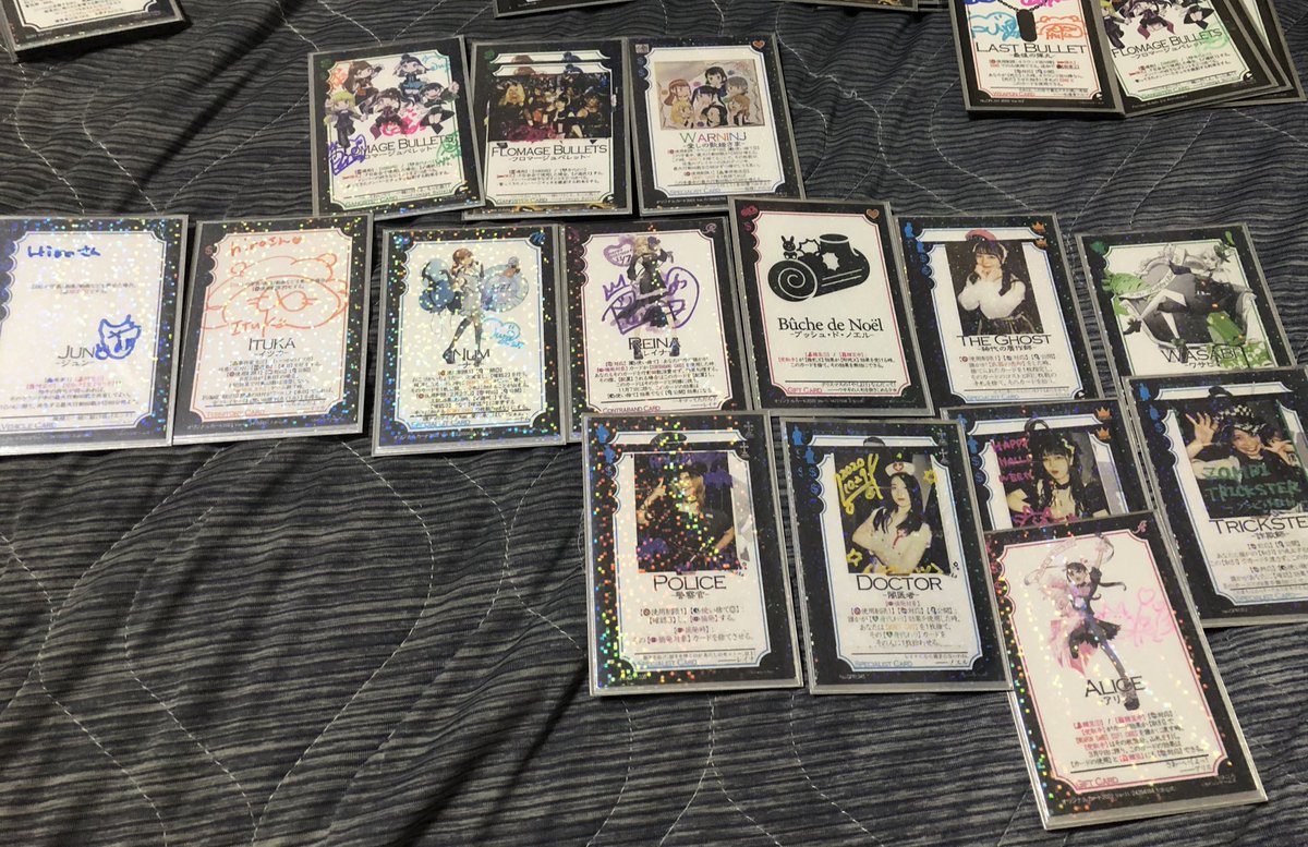 hiro_koectau's tweet photo. カルミアの【特殊勝利】にカウント可能な「フロバレメンバーのカード」は
うちのフロバレデッキでは15枚になります。具体的にはインナーがホログラムスリーブの分。同名カードでも複数枚あるカードはそのうちのいくつかが対象。
彼女たちは
あの日からずっと
輝いている
#ギャンパラ
#flomagebullets https://t.co/FujSZz21p7