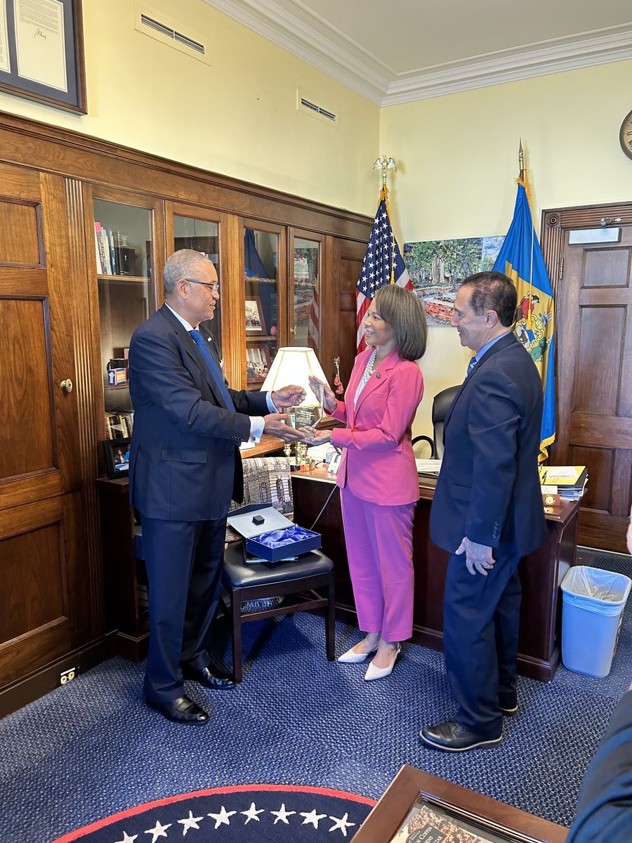 Today we are celebrating and honoring @RepLBR with the 988 Crisis Response Champion Award. We thank you for your continued work to ensure people in crisis get the help they deserve.