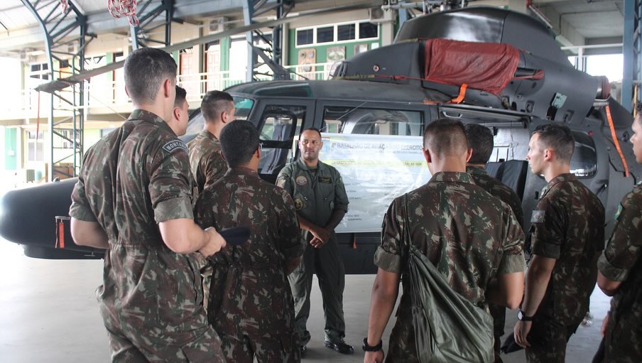 cma_exercito's tweet photo. #COESÃO • 💂🏻⛰️ Cadetes do curso de Infantaria da Academia Militar das Agulhas Negras visitaram as instalações do 4º Batalhão de Aviação do Exército (#4BAvEx), para conhecer um pouco da operacionalidade do batalhão, assim com a dinâmica das aeronaves. 🚁🔰🌳 #Exércitopresente https://t.co/RYhIr8j2Gb