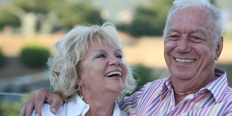 Yaşlanınca olmak istediğim kişi Nevra Serezli’dir. Hem çok güzel hem çok başarılı hemde “kavgalarımızı bile seviyordum barışması çok güzel oluyordu çünkü” diyebilecek kadar güzel bir aşk yaşamış bir kadın. Böyle bi ömür herkese nasip olmaz.