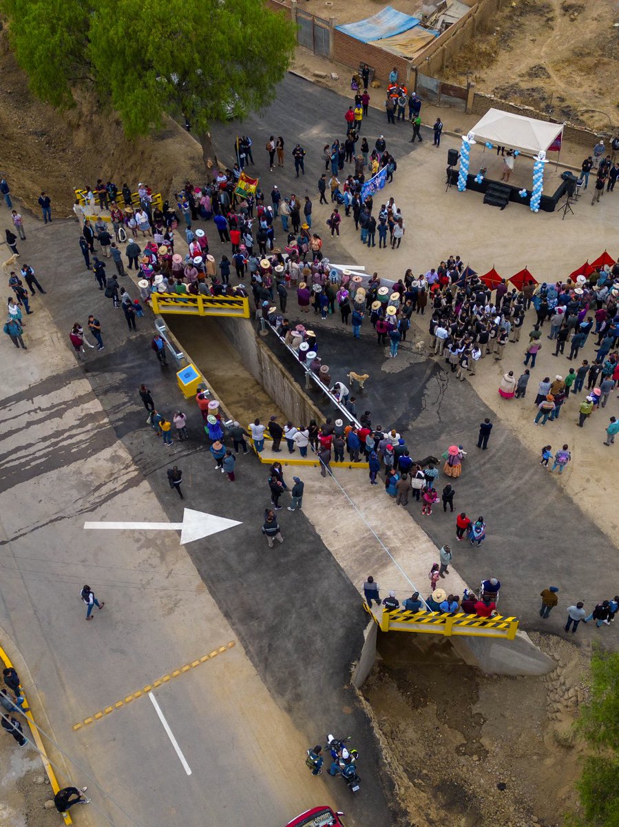 gam_cochabamba's tweet photo. 🌉 Planificando el desarrollo de nuestra Llajta, el Alcalde @ManfredBolivia, realizó la entrega de los Puentes Gemelos en la OTB Eucaliptos 🛣️ una obra que brinda mejor viabilidad al transporte y mayor seguridad a los vecinos.👏#CochaSomosProgreso https://t.co/rrisfiL9mP