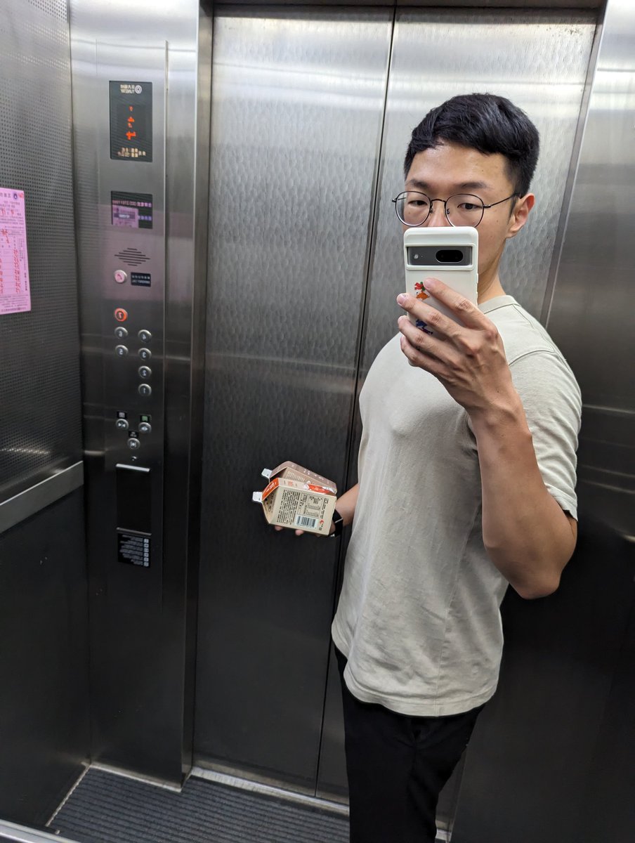 今天匆忙抓了一件畢業前買的uq素T穿出門，結果在公司一直被女同事注視🫣🫣🫣