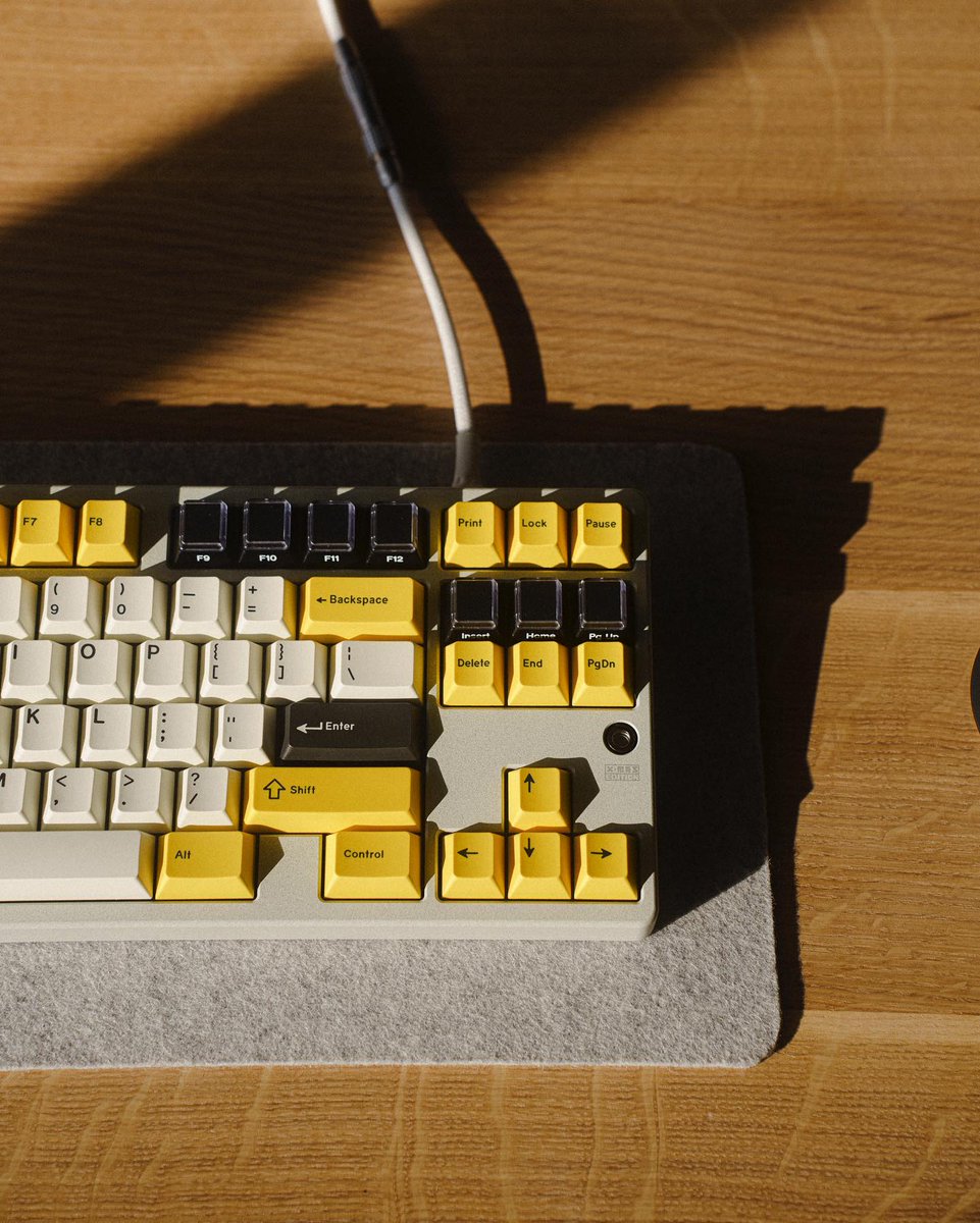 sleekkeebs's tweet photo. Board: 2.0Add Xmas by MatrixLabs
Caps: GMK Serika + Relegendables
Built by: @tylerkeyboard 

#sleekkeebs #keebs #keeblife #mechkey #mechanicalkeyboards #customkeyboards #keyboardporn #keyboard #keycaps #gmkcaps #pbtcaps #teclados #tecladomecanico https://t.co/ZW6Bqoe81E