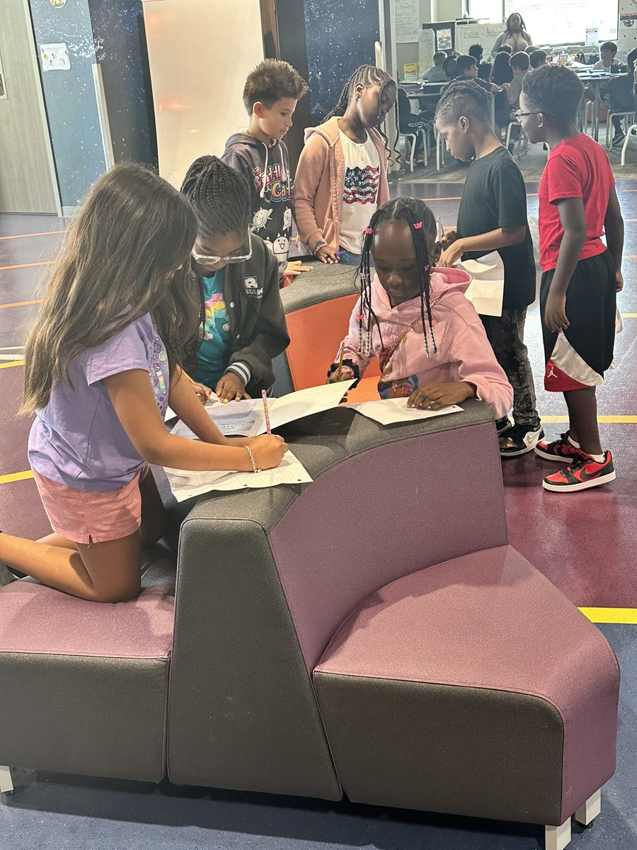 TrinaB2021's tweet photo. Staff Development Turned Around. Take it to the pod Blue Jays! Ms.Thomas’s students explored text features using a variety of texts. How much do you know about text features?@Christy_Erb @AlisonPier99145 @StephanieRDavi1 @HumbleISD_ACE @HumbleISD https://t.co/NBL6V0jVKN