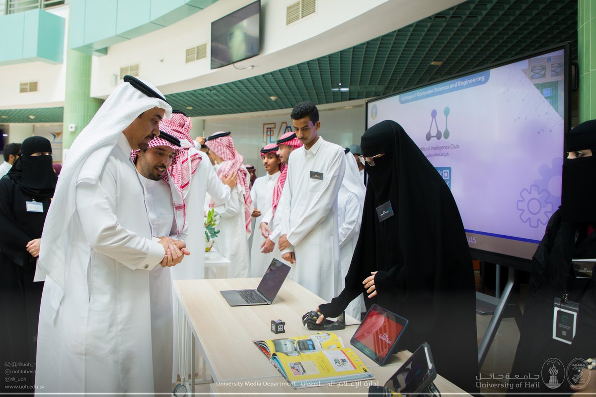 _UOH's tweet photo. #تغطية| رئيس #جامعة_حائل أ.د. راشد بن مسلط الشريف يرعى ملتقى التقنيات الابتكارية (2)، الذي نظمته كلية علوم وهندسة الحاسب، وقدّم فيه الطلاب والطالبات عددًا من التقنيات الابتكارية. https://t.co/wqEUIW6qHP