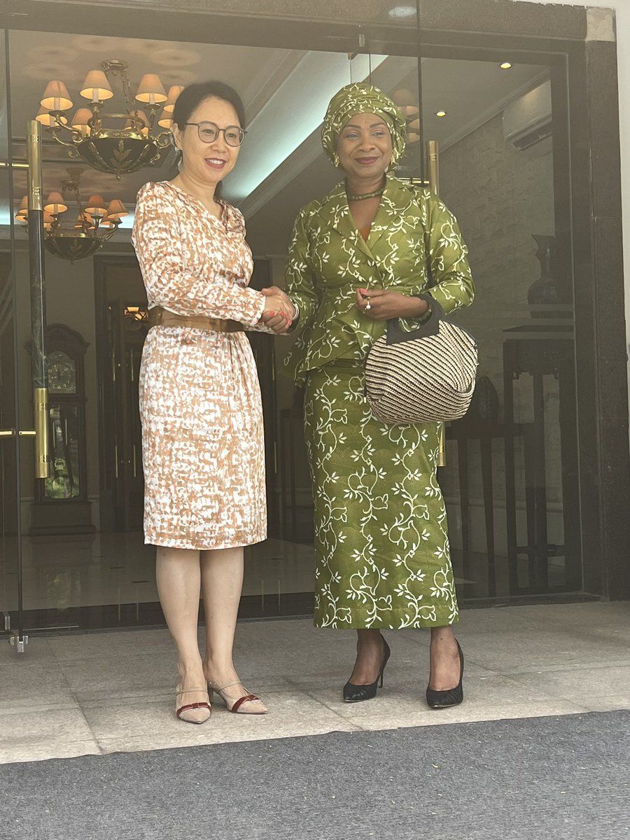 MParums's tweet image. Grateful to the Ambassador of China for the genuine interest in the refugee response in Tanzania. Your support means a lot. Asante sana🇨🇳