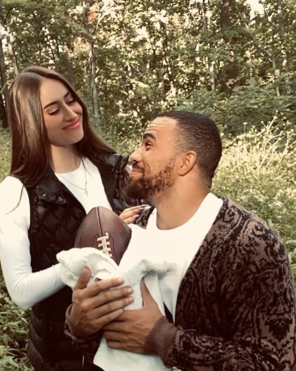 BleacherReport's tweet photo. Colts third-year TE Kylen Granson caught his first career touchdown pass Sunday and posted this photoshoot with the ball 😭

(via k_granson18/IG, @Colts) https://t.co/NIGMvpQ3RB