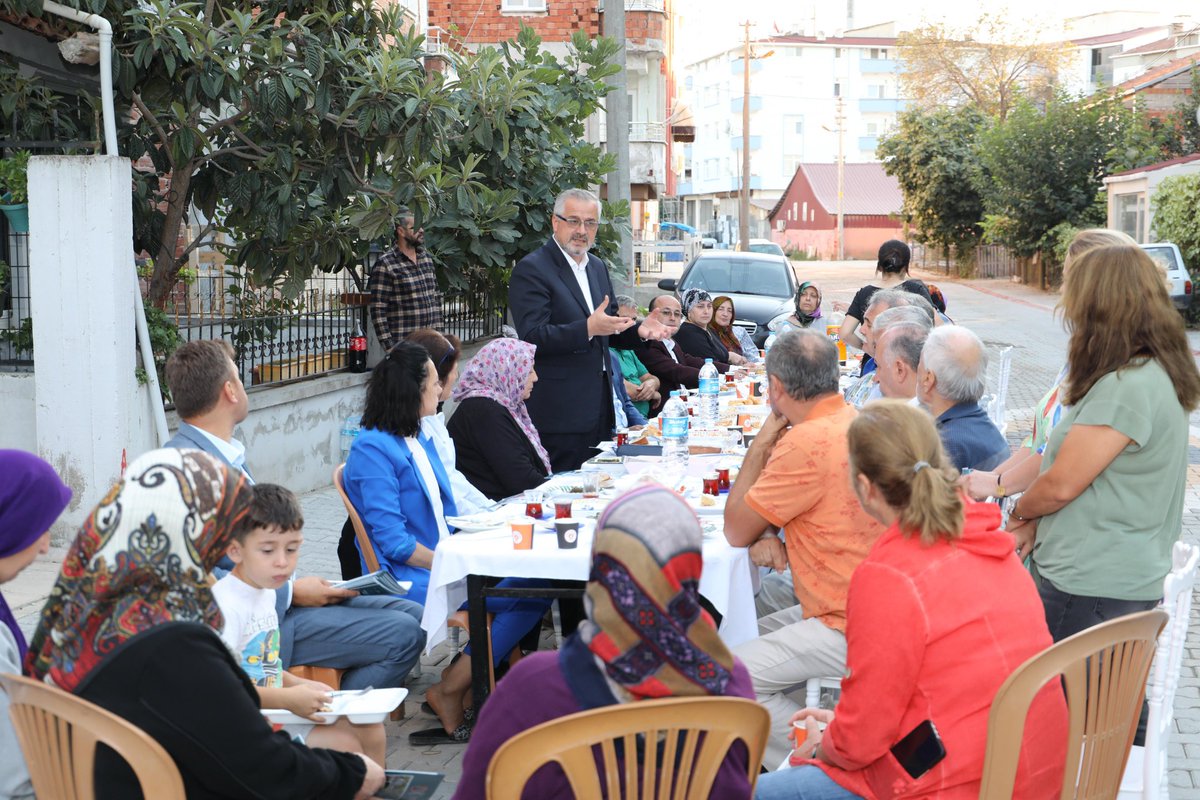 hamitkilicbafra's tweet photo. Dokunduğumuz her gönülde samimiyet ve muhabbet var.🤗 

Bu akşam Kemalpaşa Mahallesi’nde hemşehrilerimizin kapısını çalarak hal hatır sorduk, sorun, talep ve önerilerine kulak verdik. 

İnandığımız yolda yarınlarımızı inşa ederken her görüşü dinleyecek, daima hemşehrilerimizin yanında yol yürüyecek, çalınmadık kapı, girilmedik gönül bırakmayacağız.