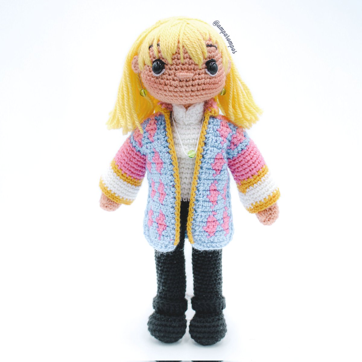 amparompos's tweet photo. Presentamos nuestro nuevo muñeco tejido a mano inspirado en el carismático Howl de "El Castillo Ambulante". 👱‍♀️
Cada detalle está acomodado con amor y tesón. 😍
Disponible en nuestra tienda. ✨🧶 
#Crochet #Howl #ElCastilloAmbulante #StudioGhibli #amigurumi #handmade #ghibli https://t.co/Lw8DMKHvxp