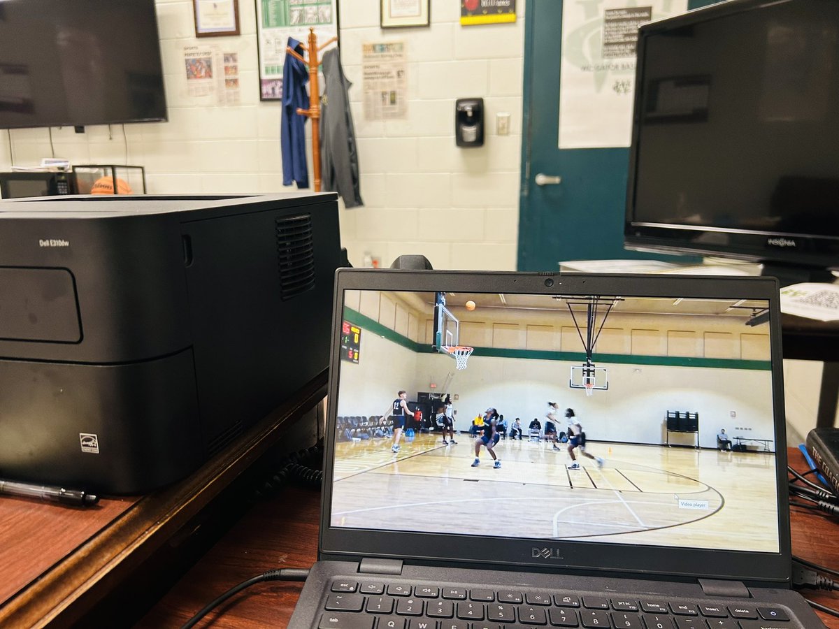 CoachLenATL's tweet photo. Reviewing some Great Nuggets &amp; Drills from Coach Don Showwalter from USA Basketball. #BeAsponge #NoDaysOff #BeWARE https://t.co/R88b8bvvcj