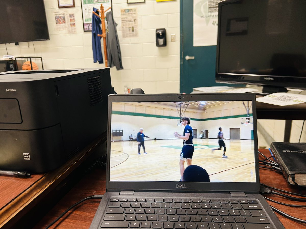 CoachLenATL's tweet photo. Reviewing some Great Nuggets &amp; Drills from Coach Don Showwalter from USA Basketball. #BeAsponge #NoDaysOff #BeWARE https://t.co/R88b8bvvcj