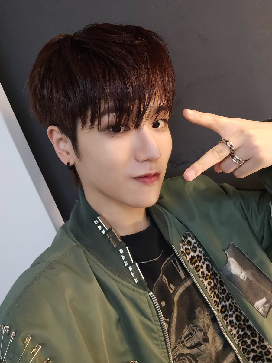 BOYNEXTDOOR_twt's tweet photo. 브일 브이 브삼 ✌️ 
#BOYNEXTDOOR #리우 #RIWOO https://t.co/N9VcQkA3KP