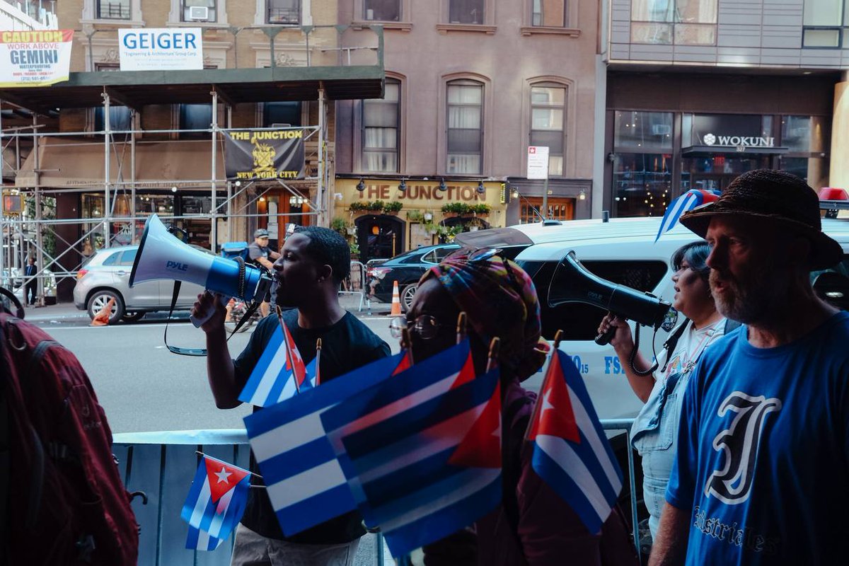 ldejesusreyes's tweet photo. ‼️🇨🇺🇺🇸 Mientras el presidente Miguel Díaz-Canel hablaba al interior de la Asamblea General, grupos de de solidaridad con #Cuba se manifestaban a poca distancia de la sede de la #ONU para mostrar su apoyo al pueblo cubano, exigir el fin del bloqueo estadounidense contra la isla y su retiro de la lista de países patrocinadores del terrorismo.

Hasta allí llegó un grupo de cubanos antirevolucionarios con intenciones de interrumpir la manifestación.
